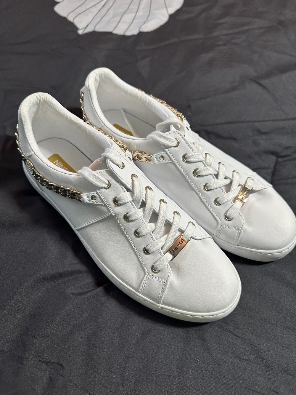 EUC Nine West White Low-Top Sneakers with Gold Chain Detail Sz 11 Womens 👟